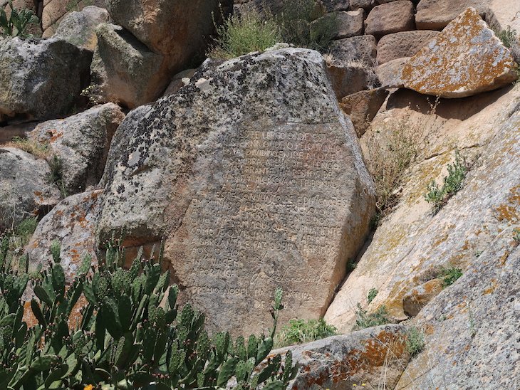 Frase de Saramago na rocha - Castelo de Marialva - Portugal © Viaje Comigo