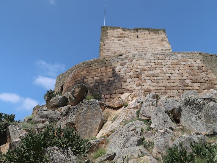 Frase de Saramago na rocha - Castelo de Marialva - Portugal © Viaje Comigo