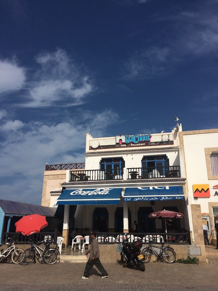 Toldo azul da Coca-Cola em Essaouira - Marrocos © Viaje Comigo