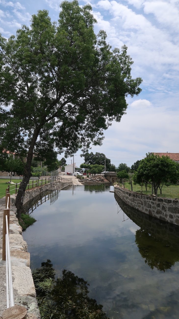 Praia fluvial - Aldeia Histórica de Castelo Novo - Portugal © Viaje Comigo