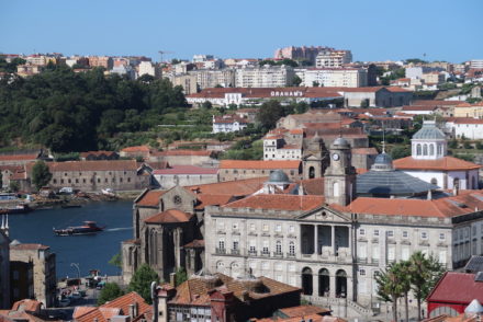 Vista para a Bolsa e barco rabelo no rio Douro - Porto - Portugal © Viaje Comigo