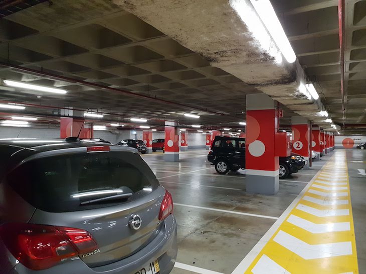 Estacionamento de Carros © Viaje Comigo