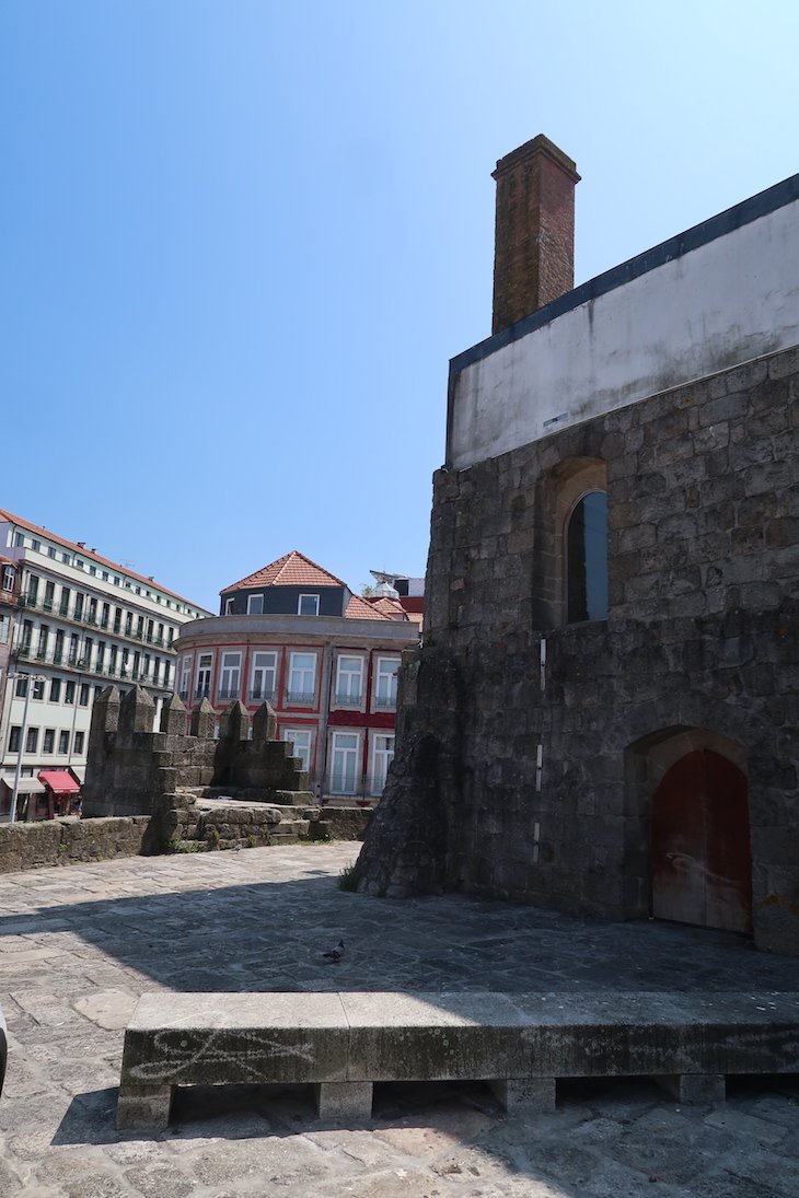 Muralha do século XII - Porto - Portugal © Viaje Comigo
