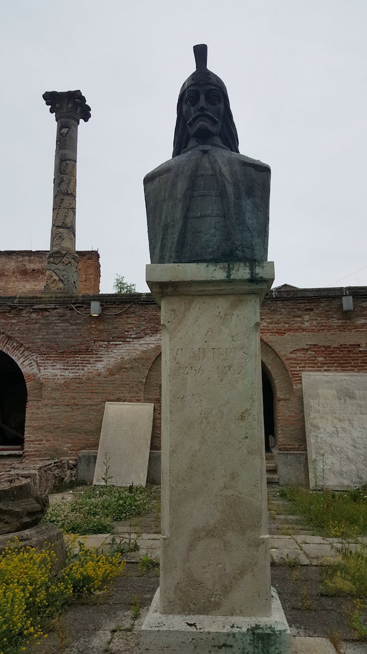 Estátua de Vlad Tepes no centro histórico de Bucareste - Roménia © Viaje Comigo