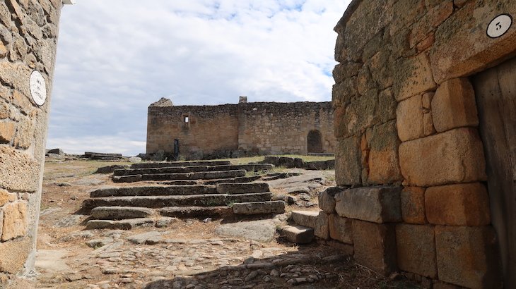 Calçada medieval em Castelo Mendo - Portugal © Viaje Comigo