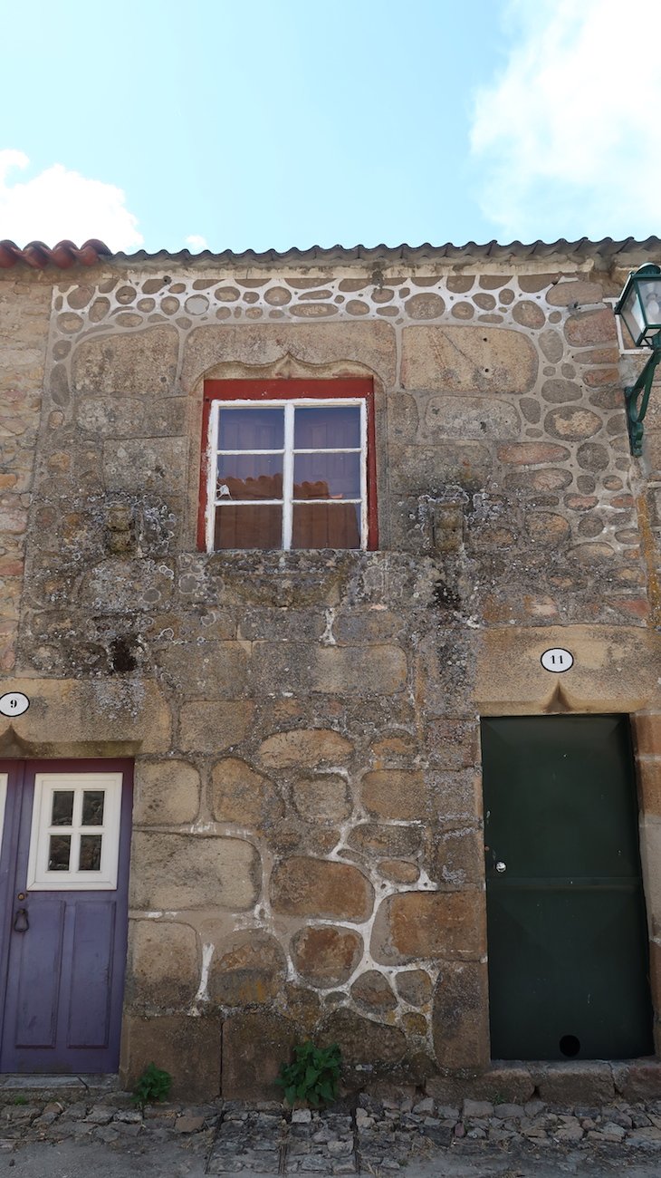 Casa com janelas e portas de influência manuelina - Castelo Mendo - Portugal © Viaje Comigo