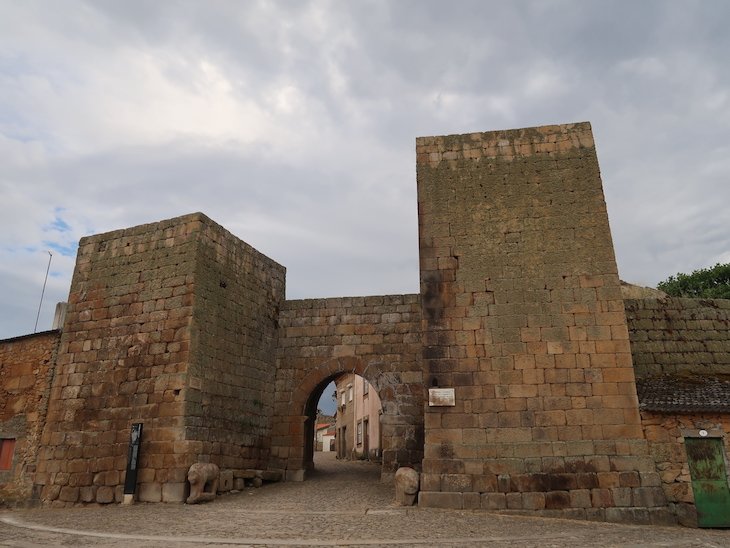 Porta da Vila - Castelo Mendo - Portugal © Viaje Comigo