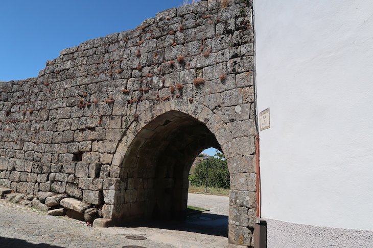 Porta do Carvalho - Aldeia Histórica de Trancoso - Portugal © Viaje Comigo