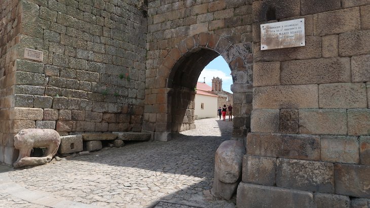 Porta da Vila - Castelo Mendo - Portugal © Viaje Comigo