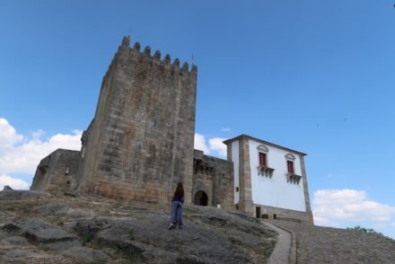 Susana no Castelo Belmonte, Aldeia Histórica de Portugal © Viaje Comigo