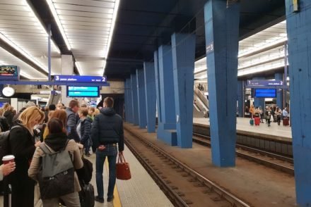 Plataforma de comboios na estação de Varsóvia - Polónia © Viaje Comigo