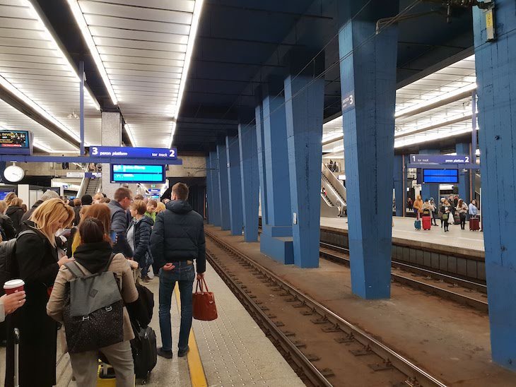 Plataforma de comboios na estação de Varsóvia - Polónia © Viaje Comigo