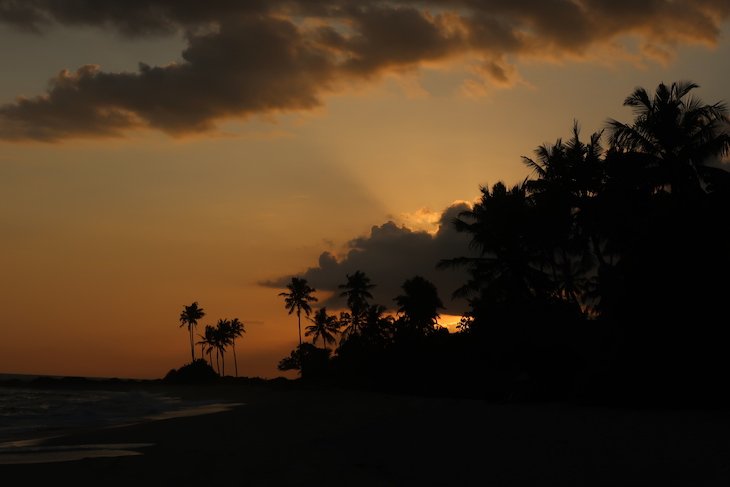 Pôr do sol na praia junto do Lantern Boutique Hotel - Sri Lanka © Viaje Comigo