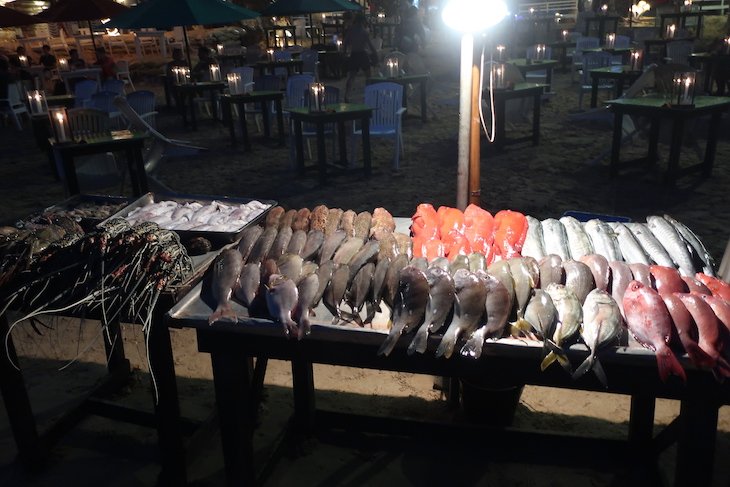 Bancas de peixes e mariscos nos Restaurantes em Mirissa - Sri Lanka © Viaje Comigo