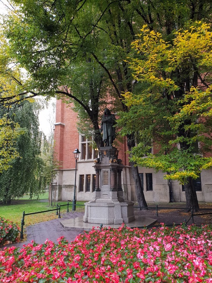 Estátua de Nicolau Copérnico - Cracóvia - Polónia © Viaje Comigo