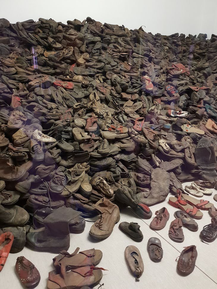 Montras com os sapatos dos prisioneiros - Auschwitz I, Polónia © Viaje Comigo