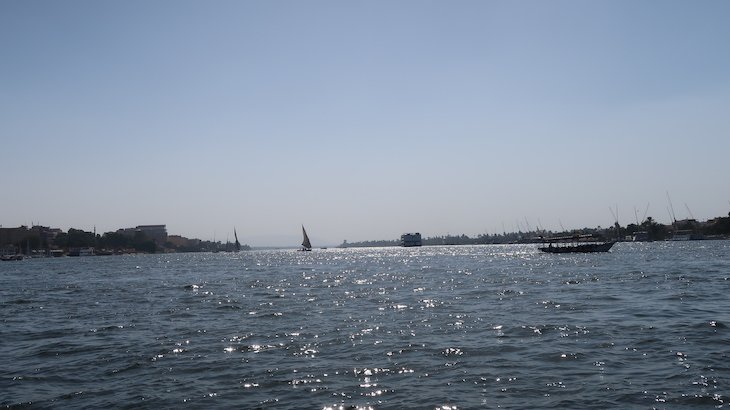 De barco no rio Nilo, Luxor, para chegar a Vale dos Reis - Egito © Viaje Comigo