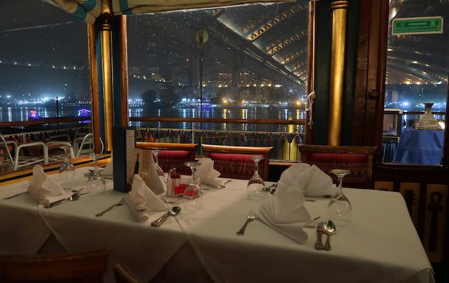 Mesa no navio Pharaohs - Cairo - Egito © Viaje Comigo