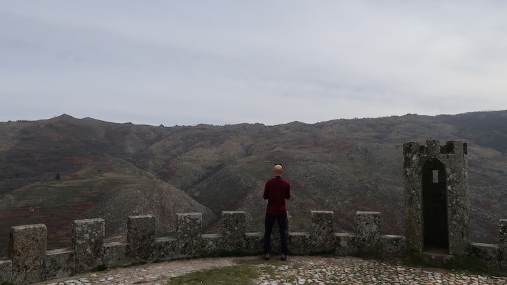 Vista no Castelo de Folgosinho - Portugal © Viaje Comigo