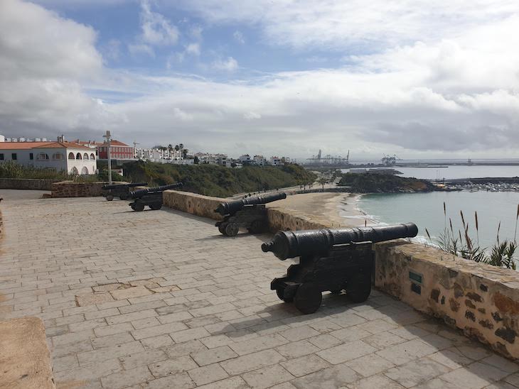 Canhões no Forte de Sines - Portugal © Viaje Comigo