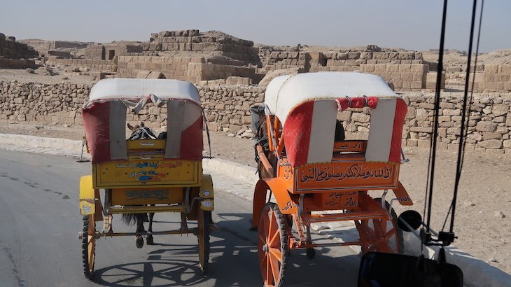 Charretes nas Pirâmides de Gizé - Egito © Viaje Comigo