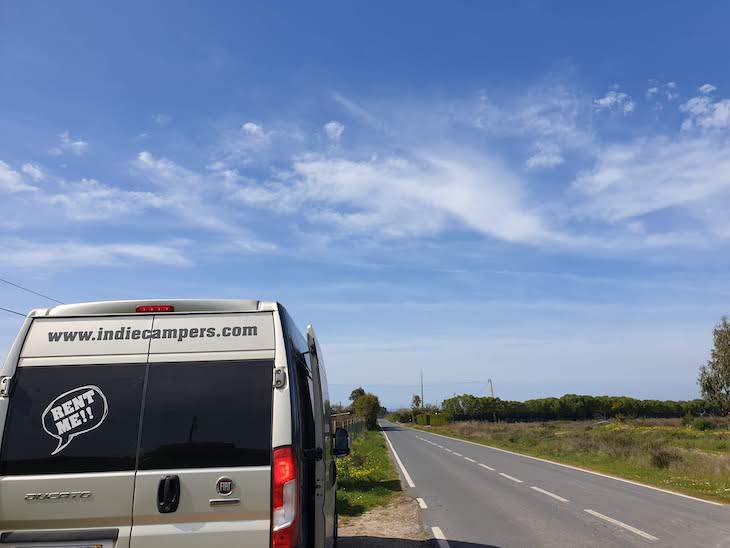 Autocaravana Indie Campers na estrada Portugal © Viaje Comigo