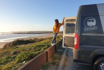 Susana e autocaravana Indie Campers - São Torpes - Sines - Portugal © Viaje Comigo