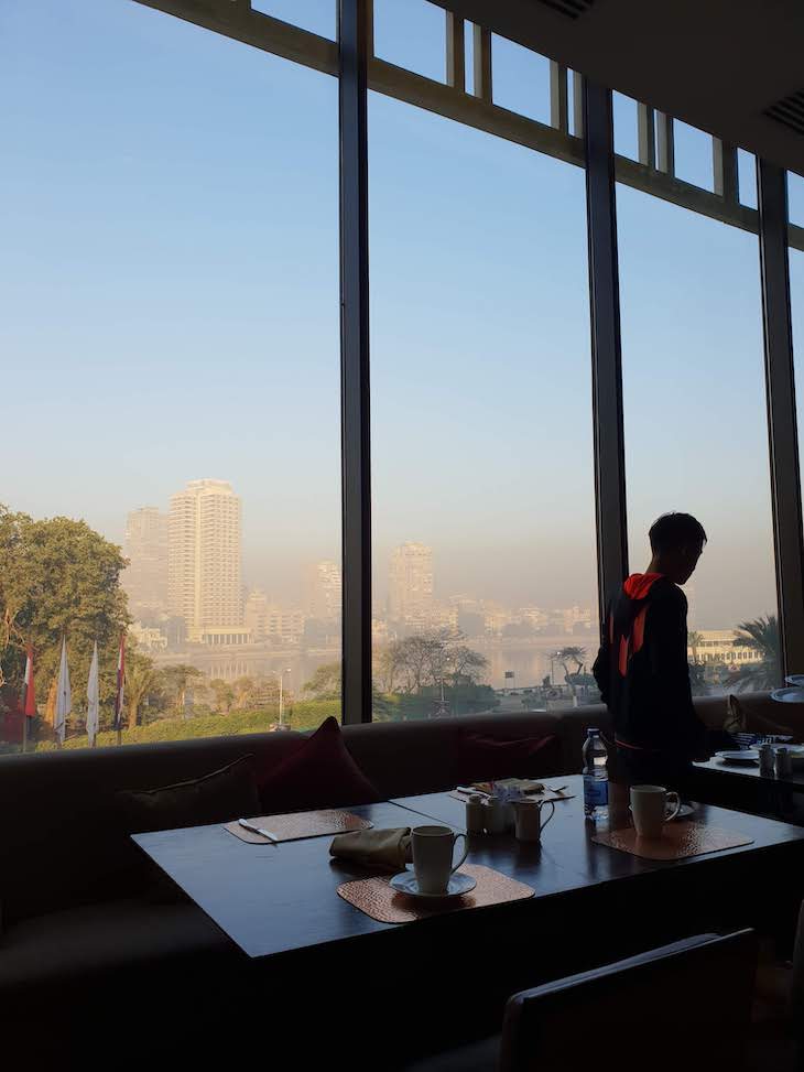 Vista do restaurante do Conrad Cairo Hotel & Casino - Egito © Viaje Comigo