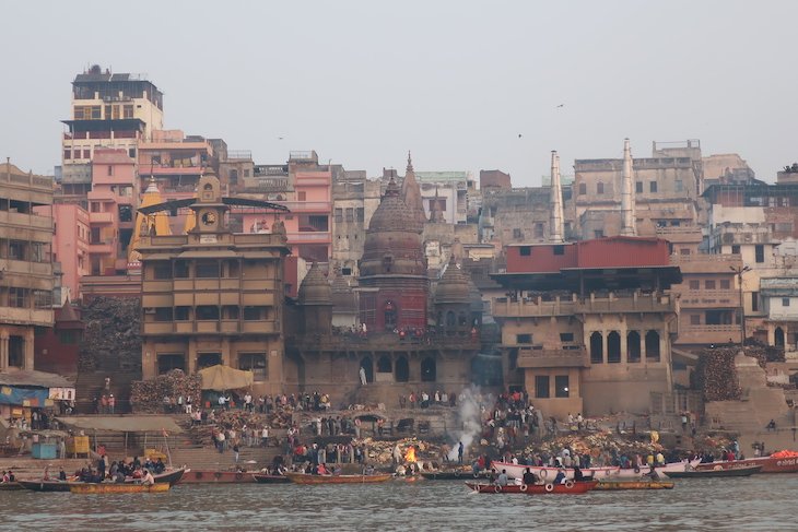 Cremação junto do rio Ganges - Varanasi - Índia © Viaje Comigo