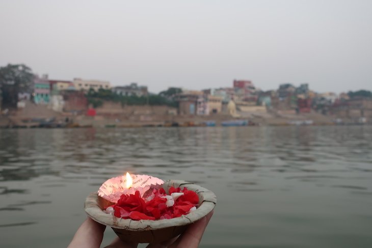 Pedido no rio Ganges - Varanasi - Índia © Viaje Comigo