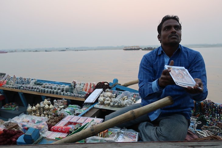 Loja no barco, rio Ganges - Varanasi - Índia © Viaje Comigo