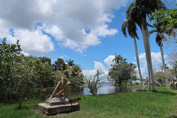 Estátuas de Índios em Boca de Guamá - Ciénaga de Zapata - Matanzas - Cuba © Viaje Comigo