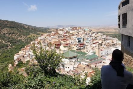 Vista sobre a cidade sagrada de Moulay Idriss, Marrocos © Viaje Comigo