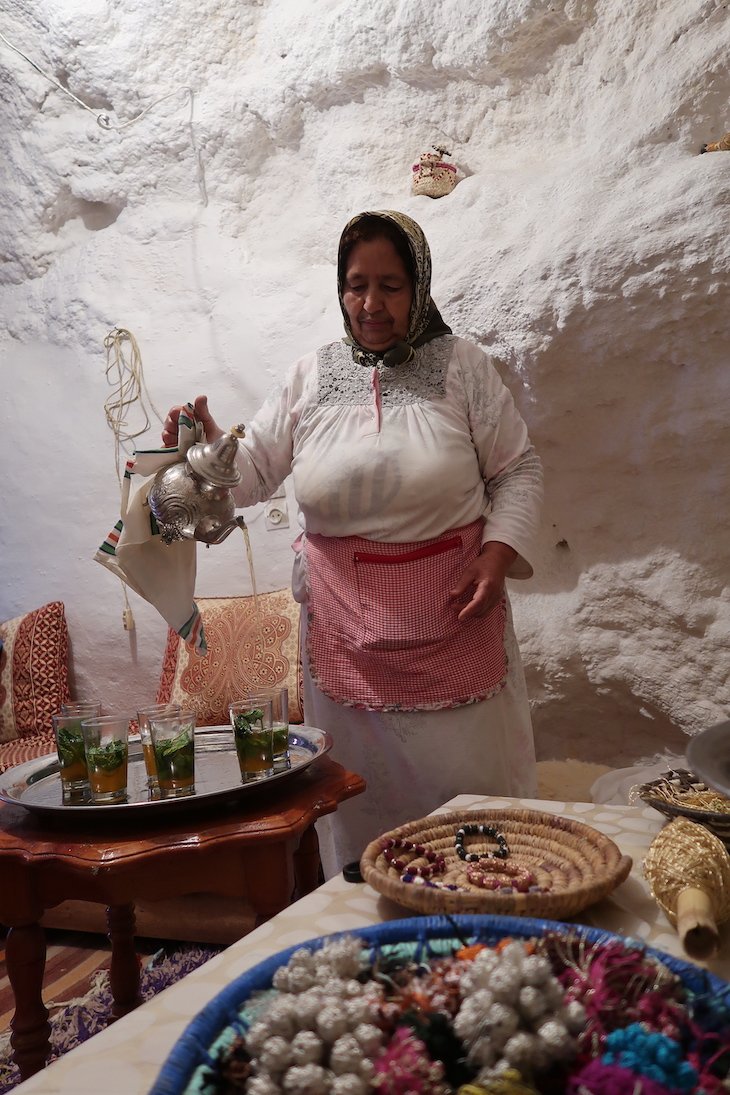 D. Fatima a servir o chá marroquino na casa troglodita de Bhalil - Marrocos © Viaje Comigo