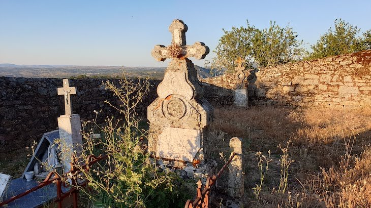 Cemitério da aldeia chamada Aldeia, Pinhel - Portugal © Viaje Comigo