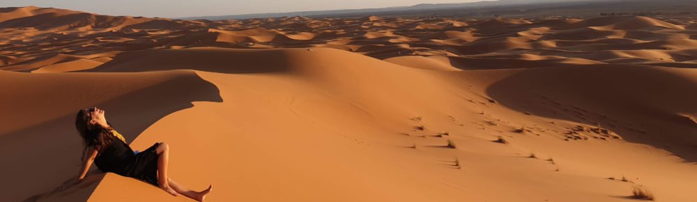 Susana Ribeiro nas dunas, deserto de Marrocos © Viaje Comigo