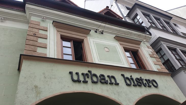 Bala de canhão na parede do edifício - Bratislava - Eslováquia © Viaje Comigo