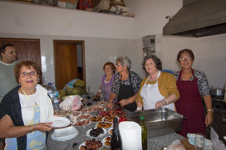 Confecção do almoço comunitário, no âmbito do Ciclo 12 em Rede em Castelo Rodrigo © Aldeias Históricas de Portugal