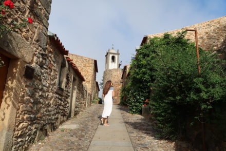 Susana Ribeiro em Castelo Rodrigo - Aldeia Histórica Portugal © Viaje Comigo
