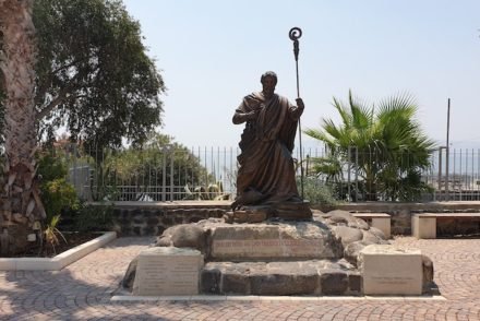 Estátua de S. Pedro em Capharnaum - Cidade de Jesus - Israel © Viaje Comigo