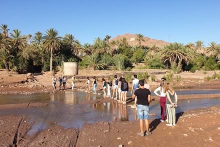 Atravessar o rio - Oasis Fint - Marrocos © Viaje Comigo