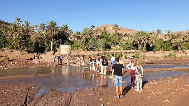 Atravessar o rio - Oasis Fint - Marrocos © Viaje Comigo