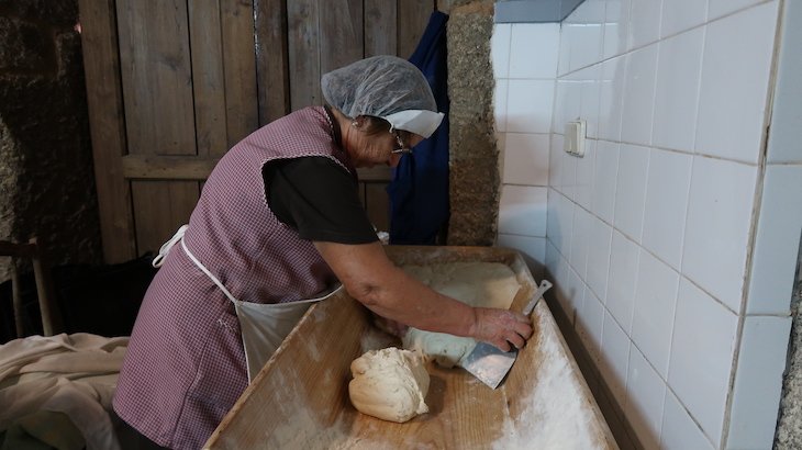 Preparar pão na Festa em Idanha-a-Velha - AHP © Viaje Comigo