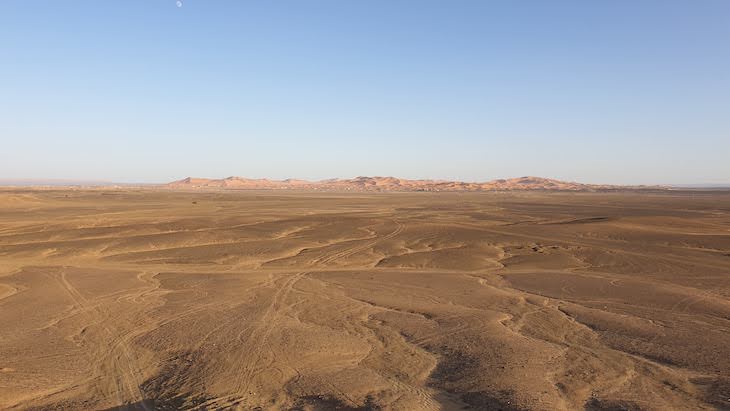 Ao longe: dunas de Erg Chebbi, Merzouga - Deserto Saara, Marrocos © Viaje Comigo