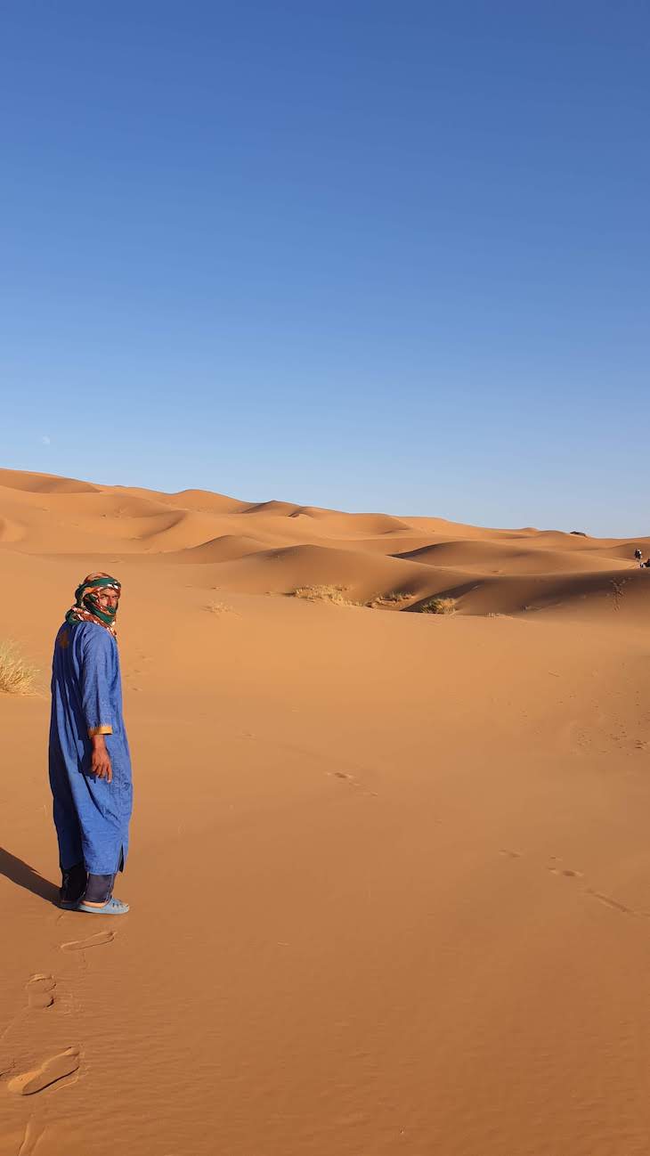 Vendedor nas dunas de Erg Chebbi, Merzouga - Deserto Saara, Marrocos © Viaje Comigo
