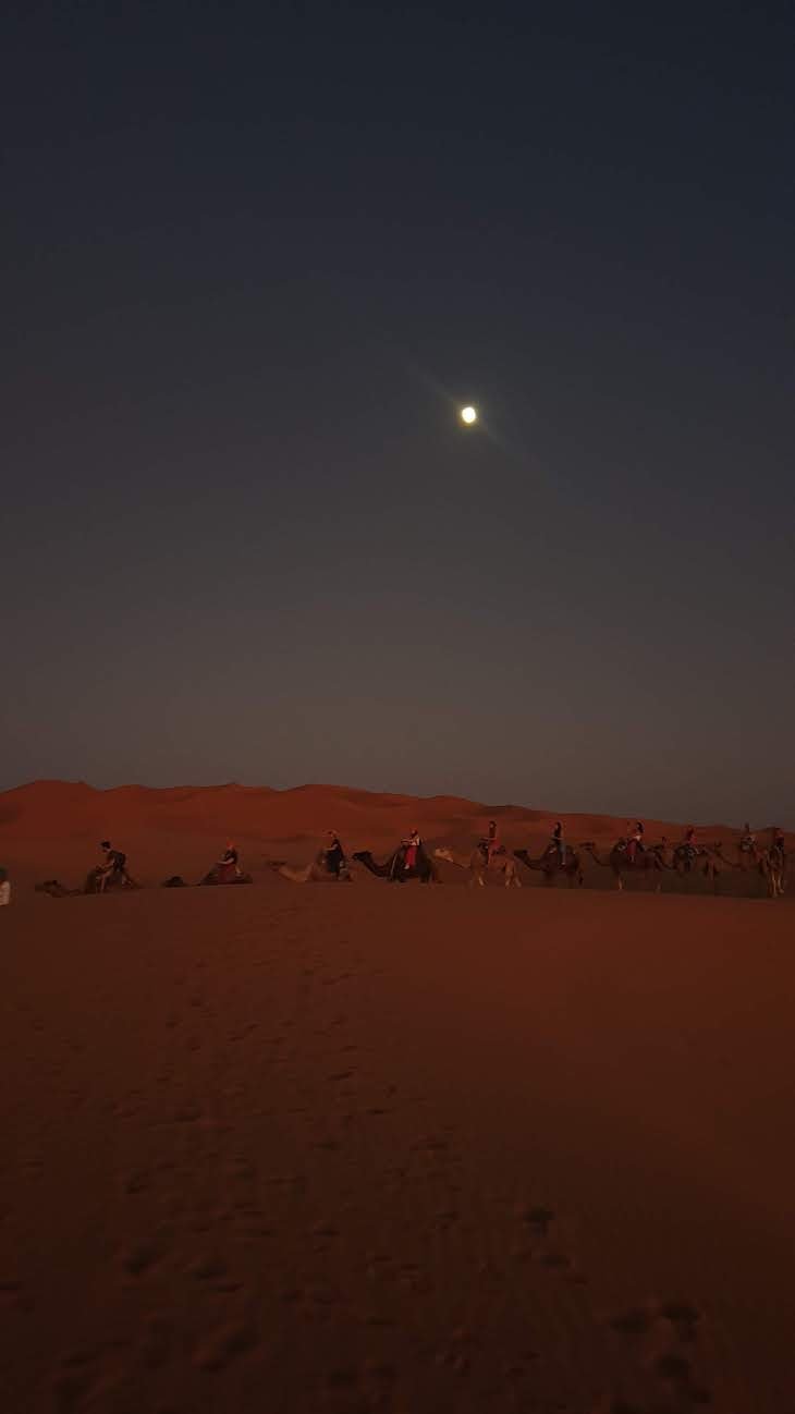 Noite e a lua, nas dunas de Erg Chebbi, Merzouga - Deserto Saara, Marrocos © Viaje Comigo