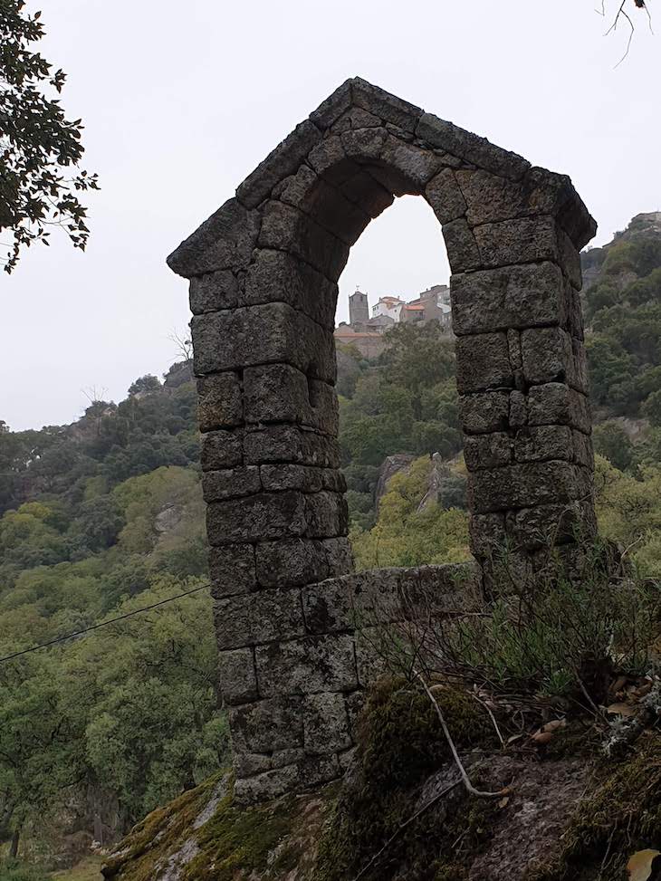 Junto da Capela de São Pedro de Vir à Corça - Monsanto - Aldeias Históricas de Portugal © Viaje Comigo