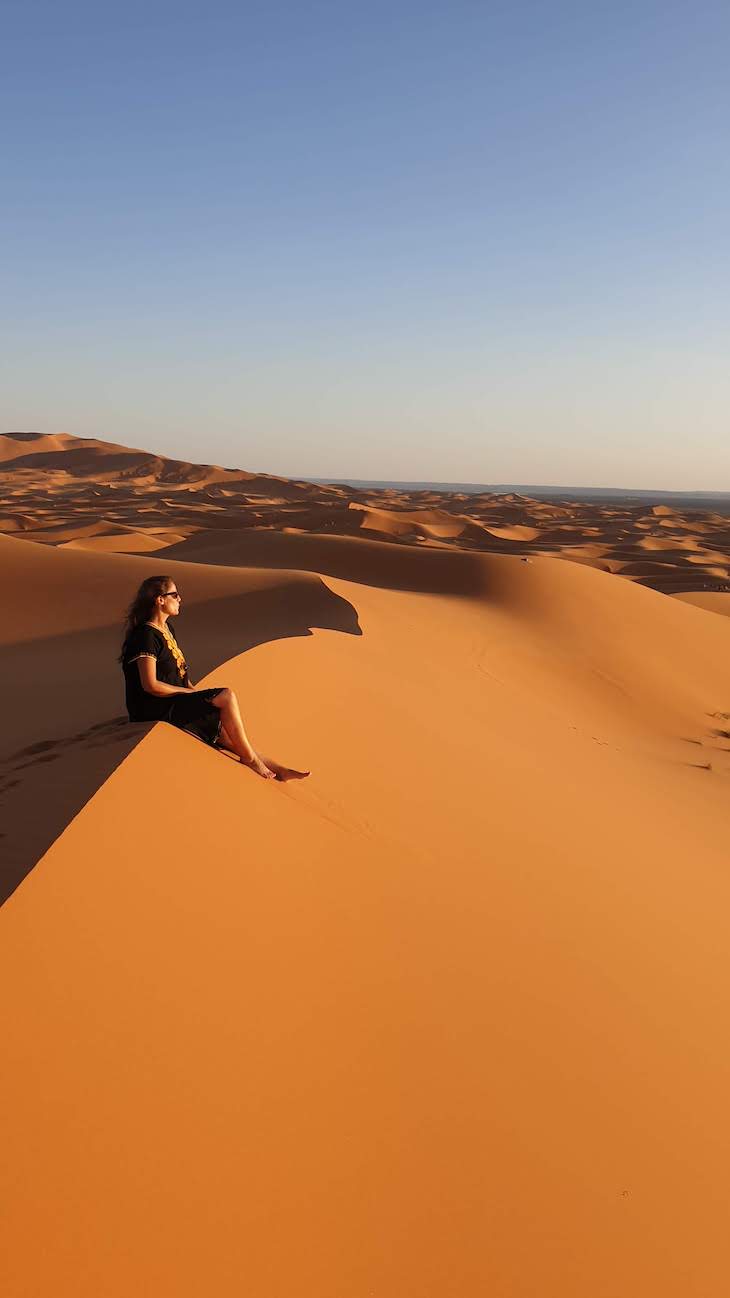 Susana Ribeiro nas dunas de Erg Chebbi, Merzouga - Deserto Saara, Marrocos © Viaje Comigo