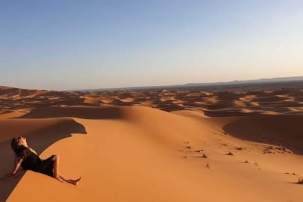 Susana Ribeiro nas dunas de Erg Chebbi, Merzouga - Deserto Saara, Marrocos © Viaje Comigo