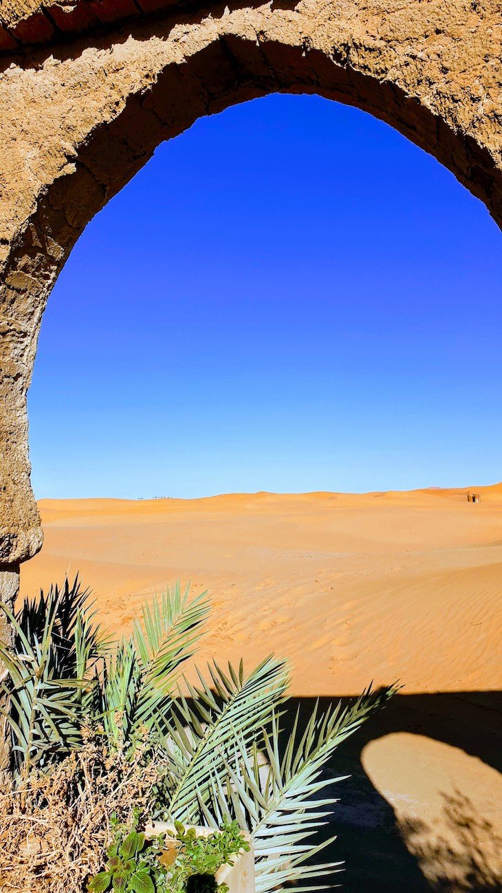 Hotel com vista para as dunas de Erg Chebbi, Merzouga - Deserto Saara, Marrocos © Viaje Comigo